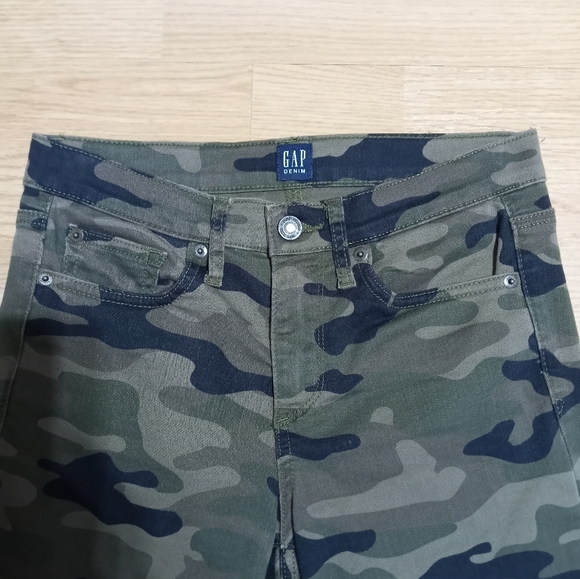 Gap camouflage jeans. EUC.  Worn twice. Size 26. - Picture 2 of 11